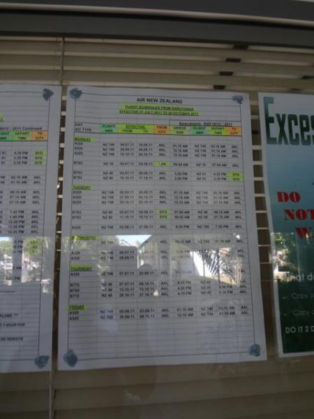 table des horaires à l'aéroport de Rarotonga, îles Cook